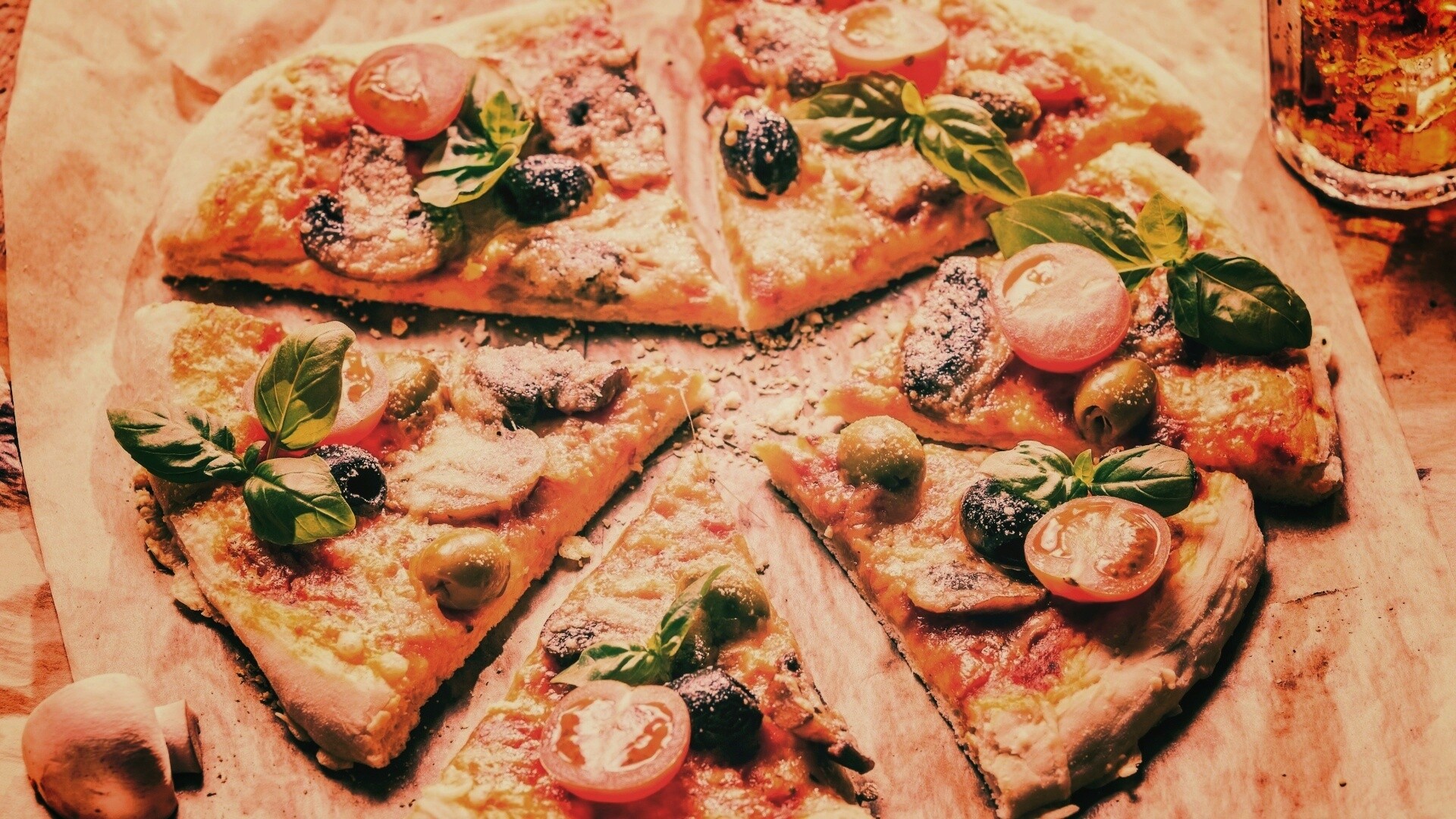 Сочная пицца с томатами и пармезаном обои