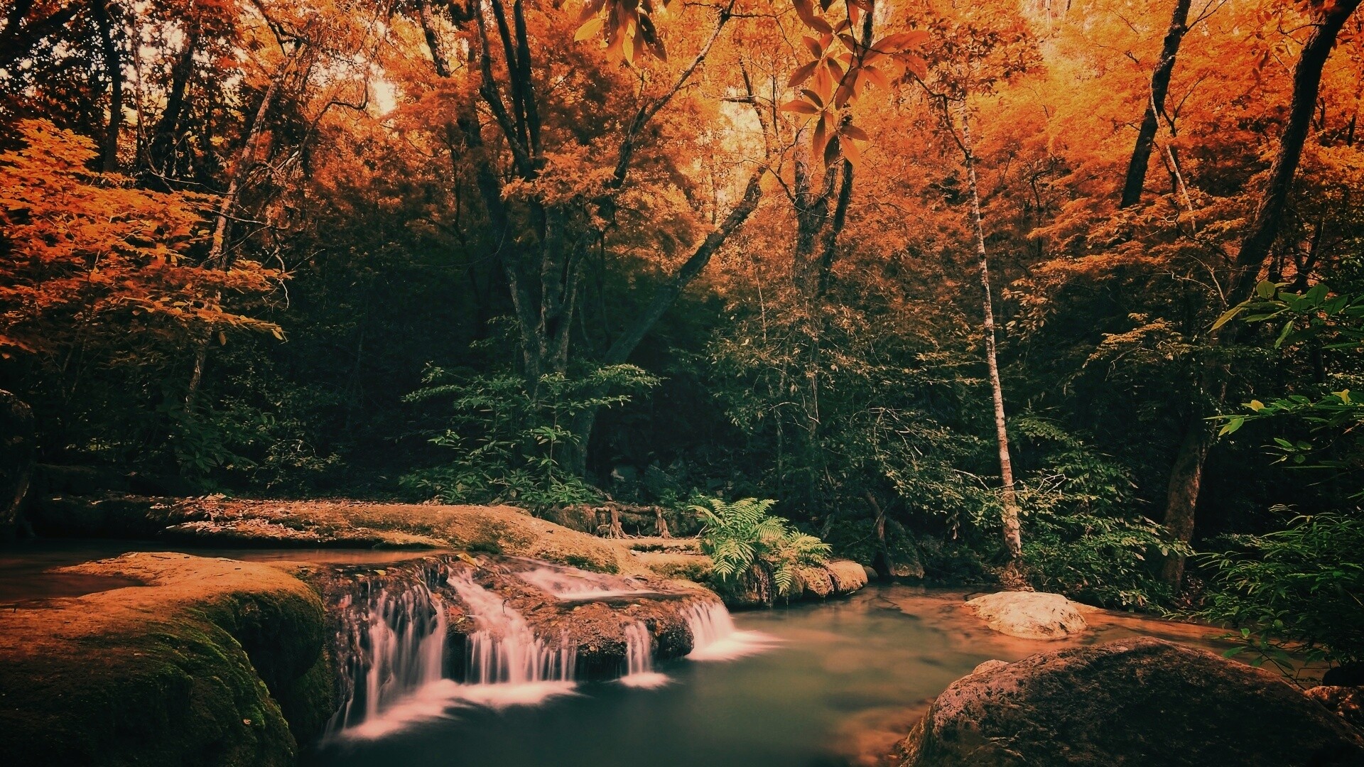 Водопадик в осеннем лесу обои