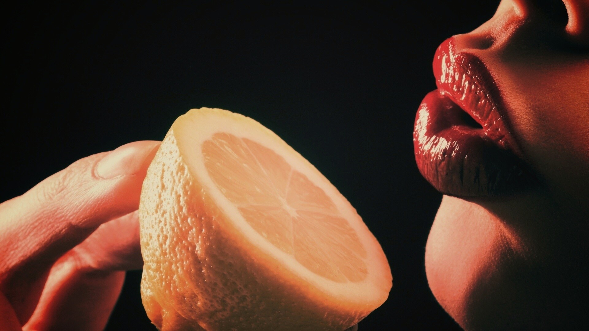 Лимон и губы обои