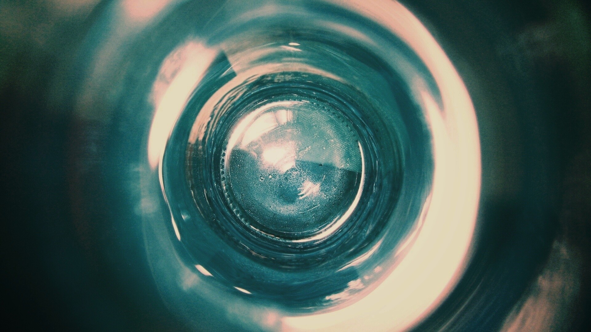 Дно стеклянной бутылки обои