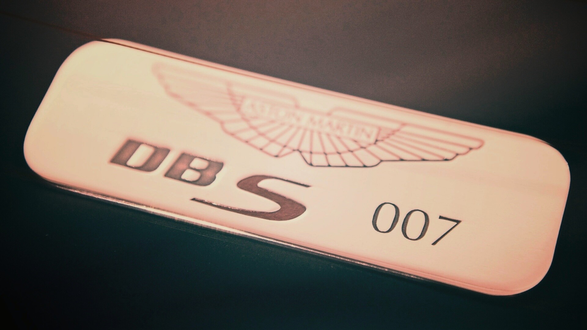 Астон Мартин Джеймса Бонда, табличка обои