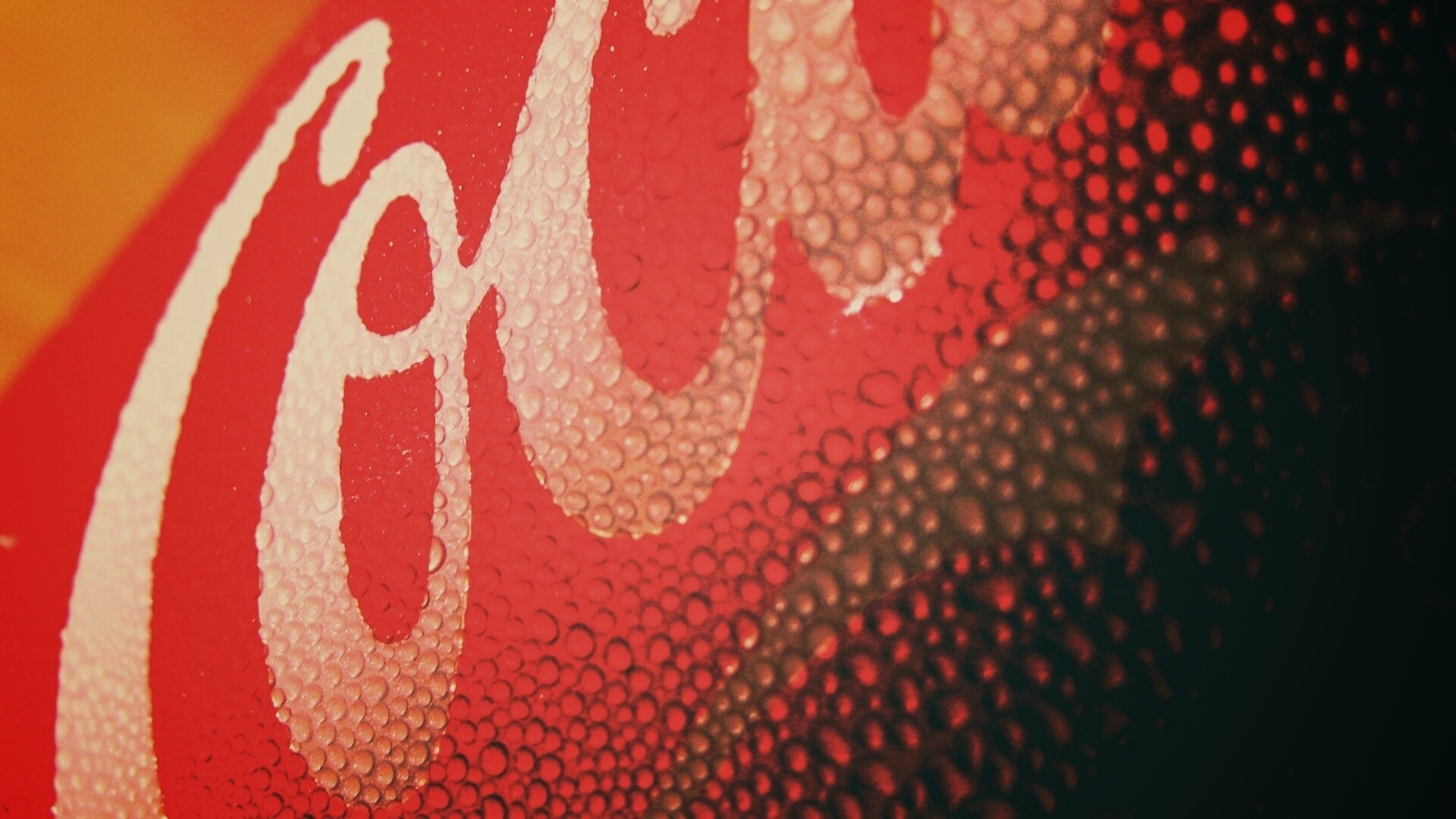 Запотевшая банка Кока-Колы обои