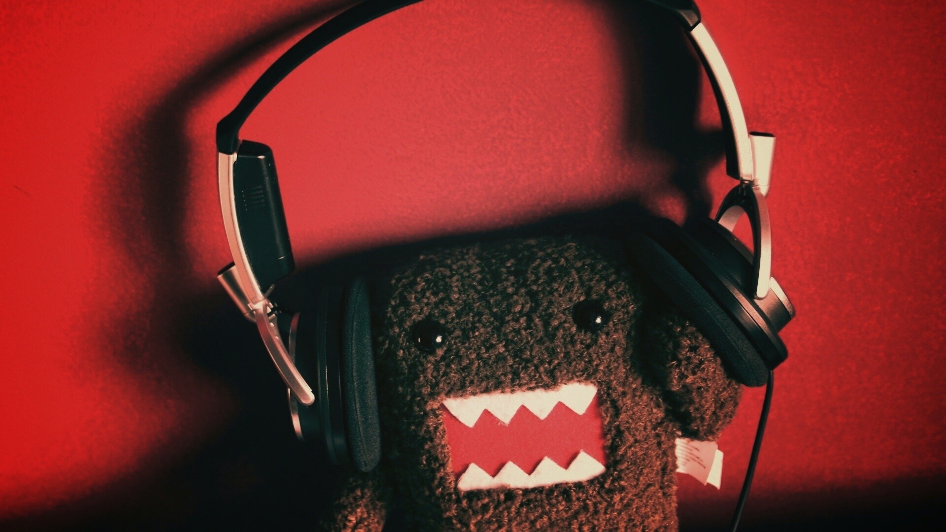 Демокун в наушниках обои