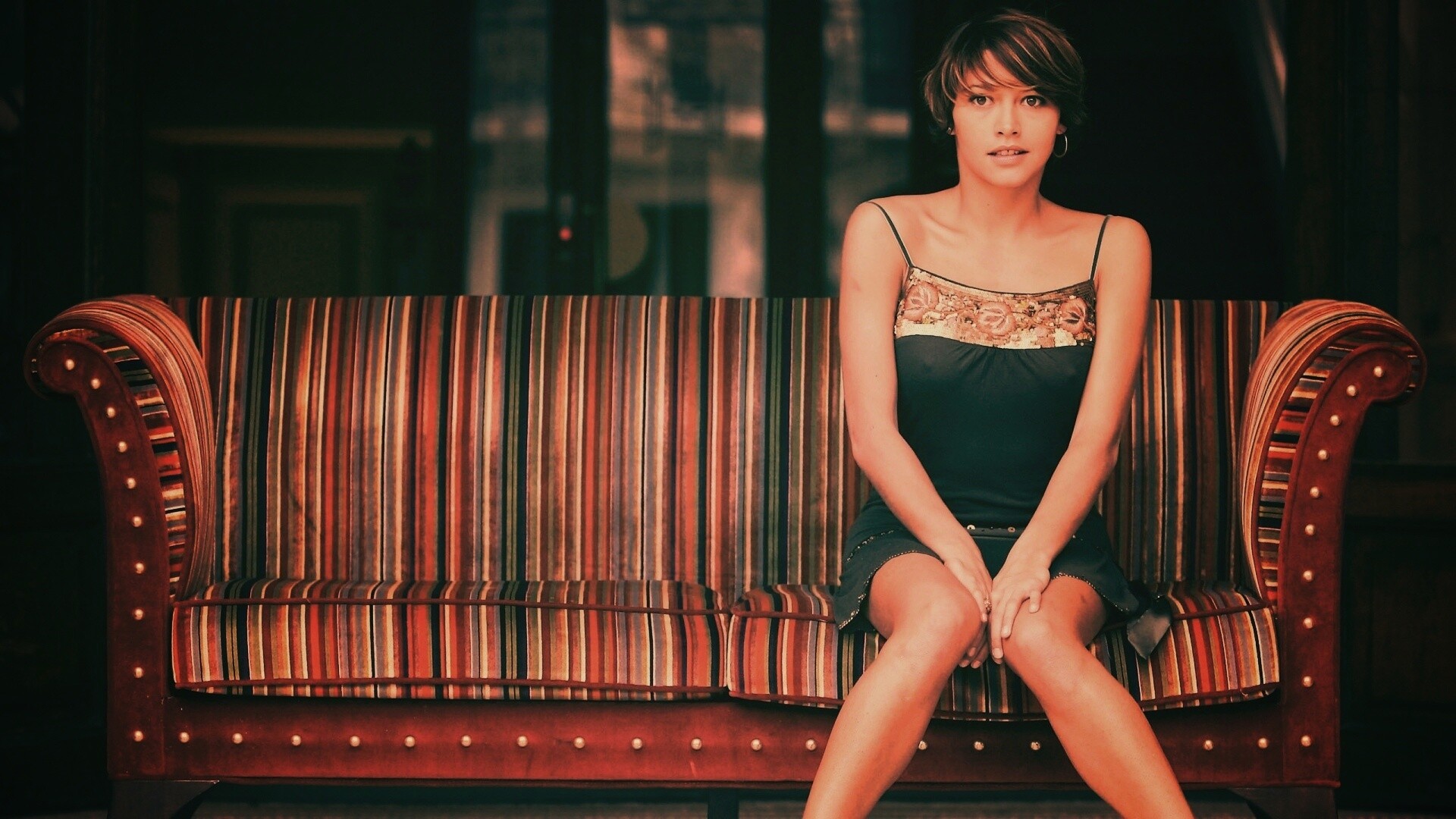 На диване обои