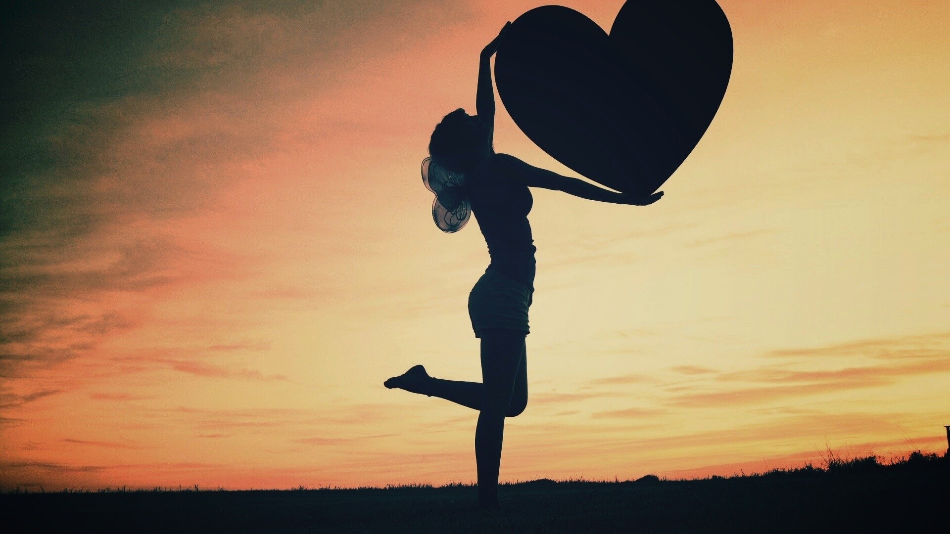 С сердцем в руках обои