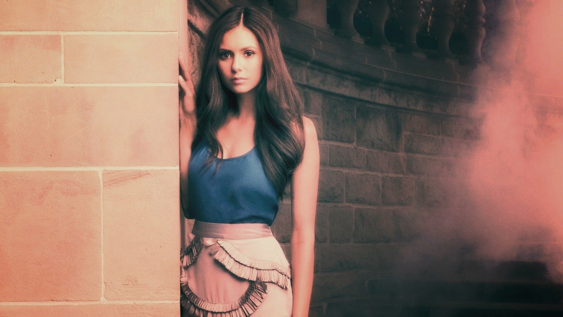 Девушка на лестнице обои