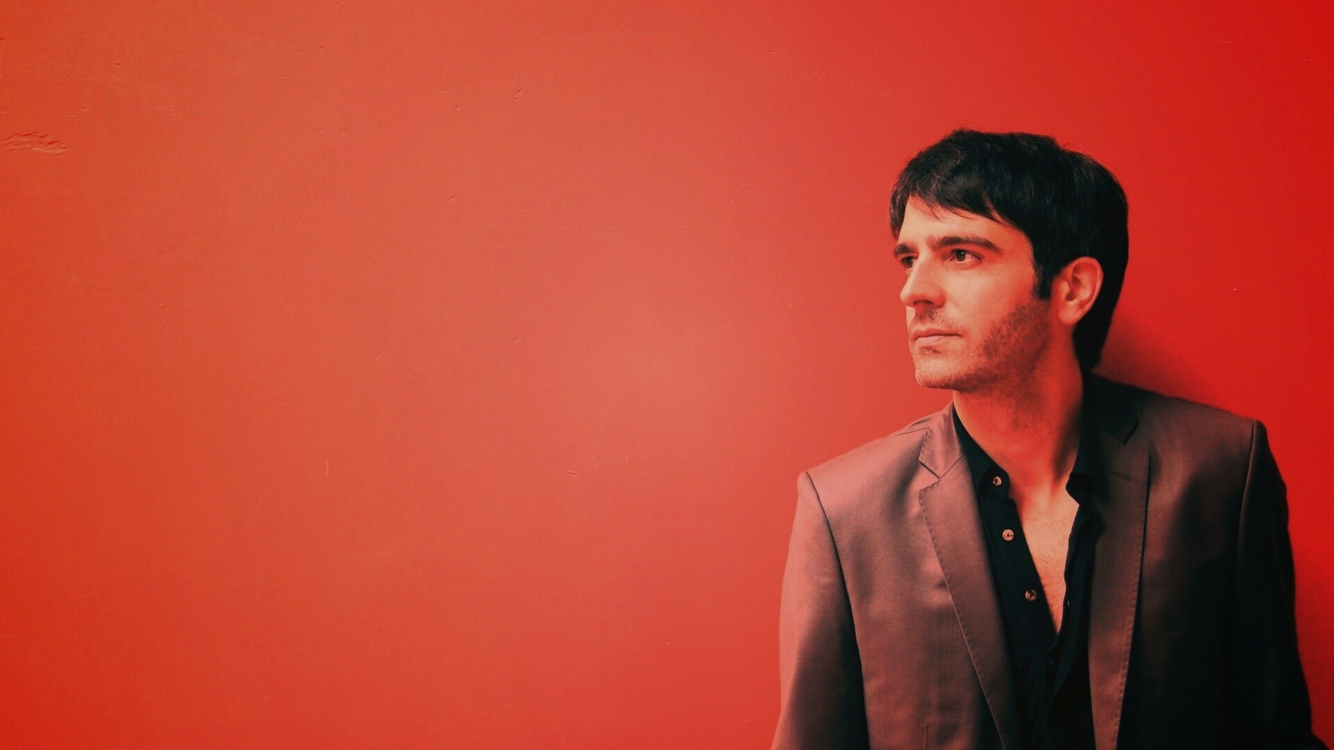 На красном фоне обои