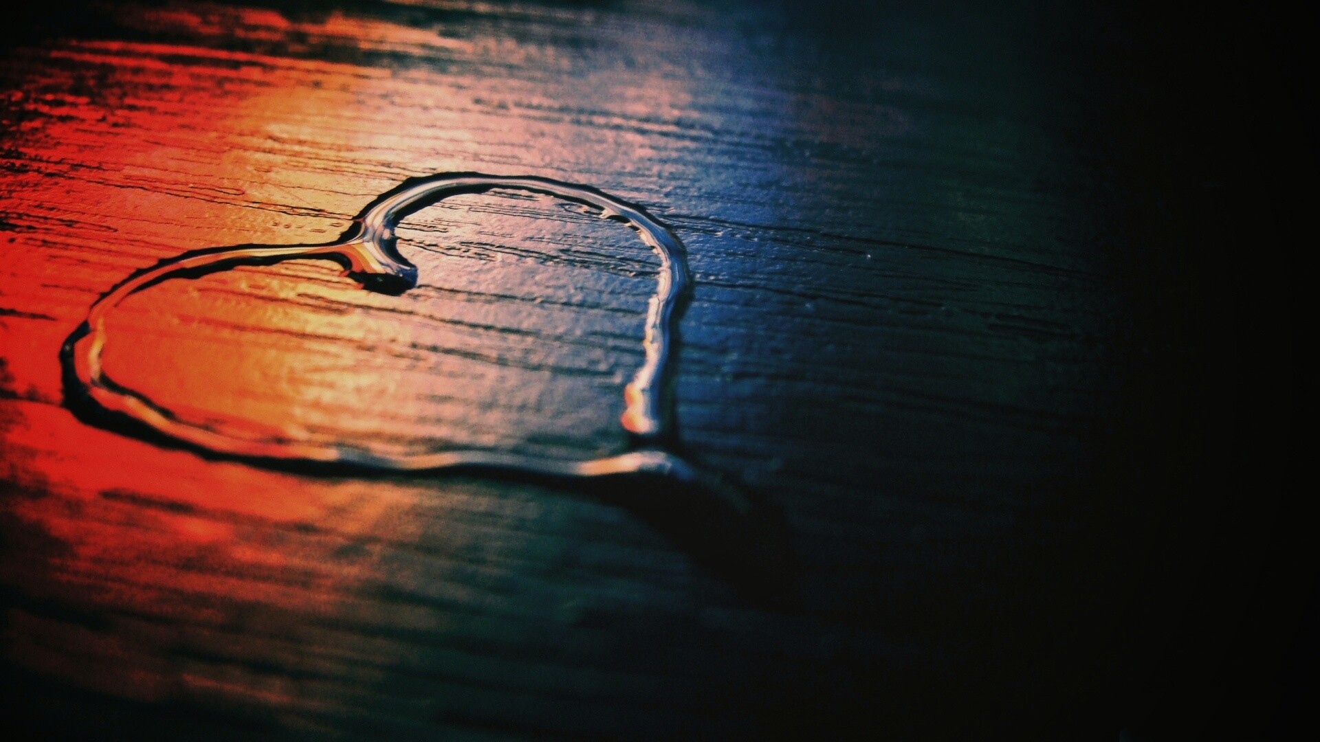 Сердечко из воды обои