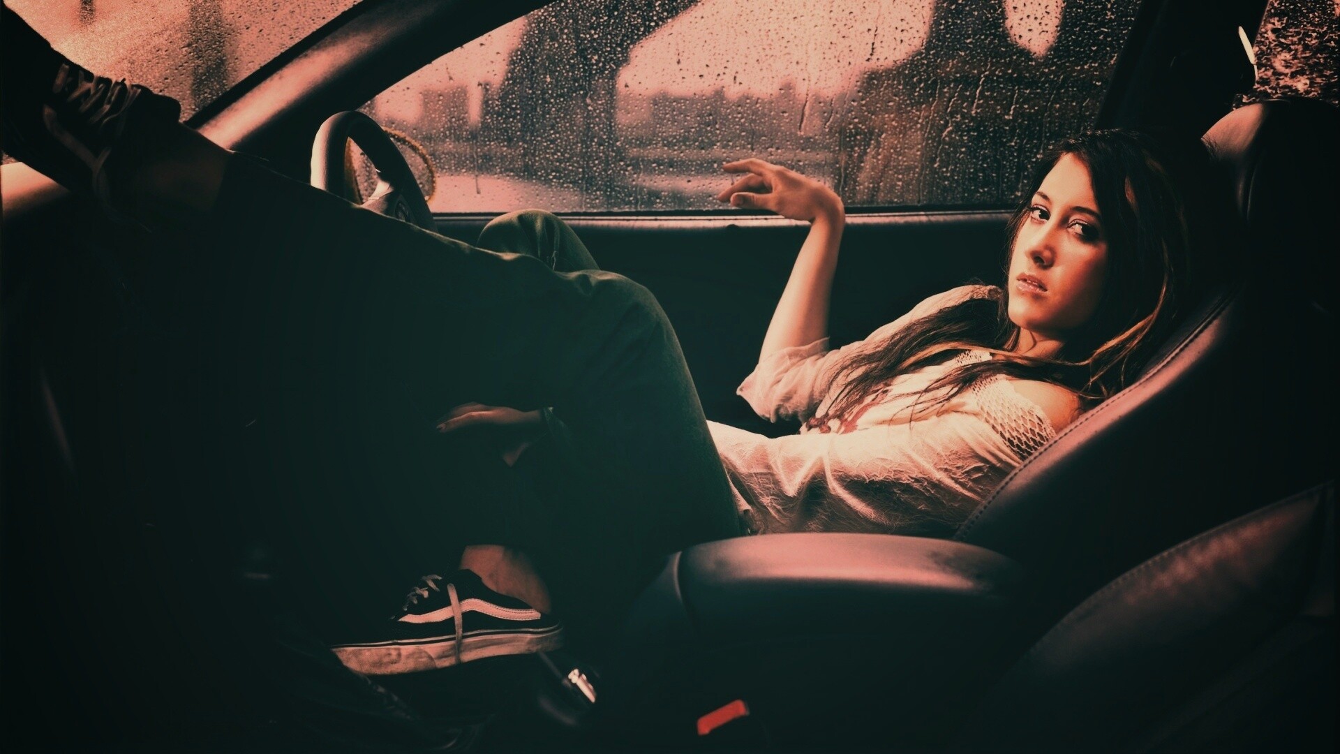 Девушка в автомобиле обои