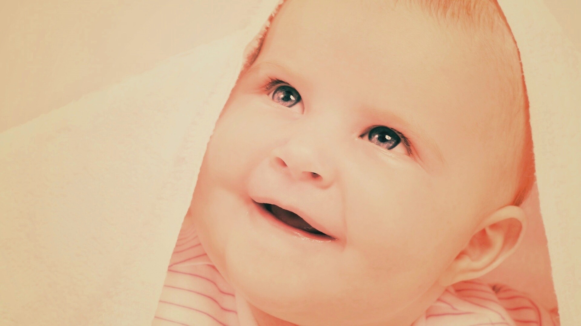 Малыш под полотенцем обои