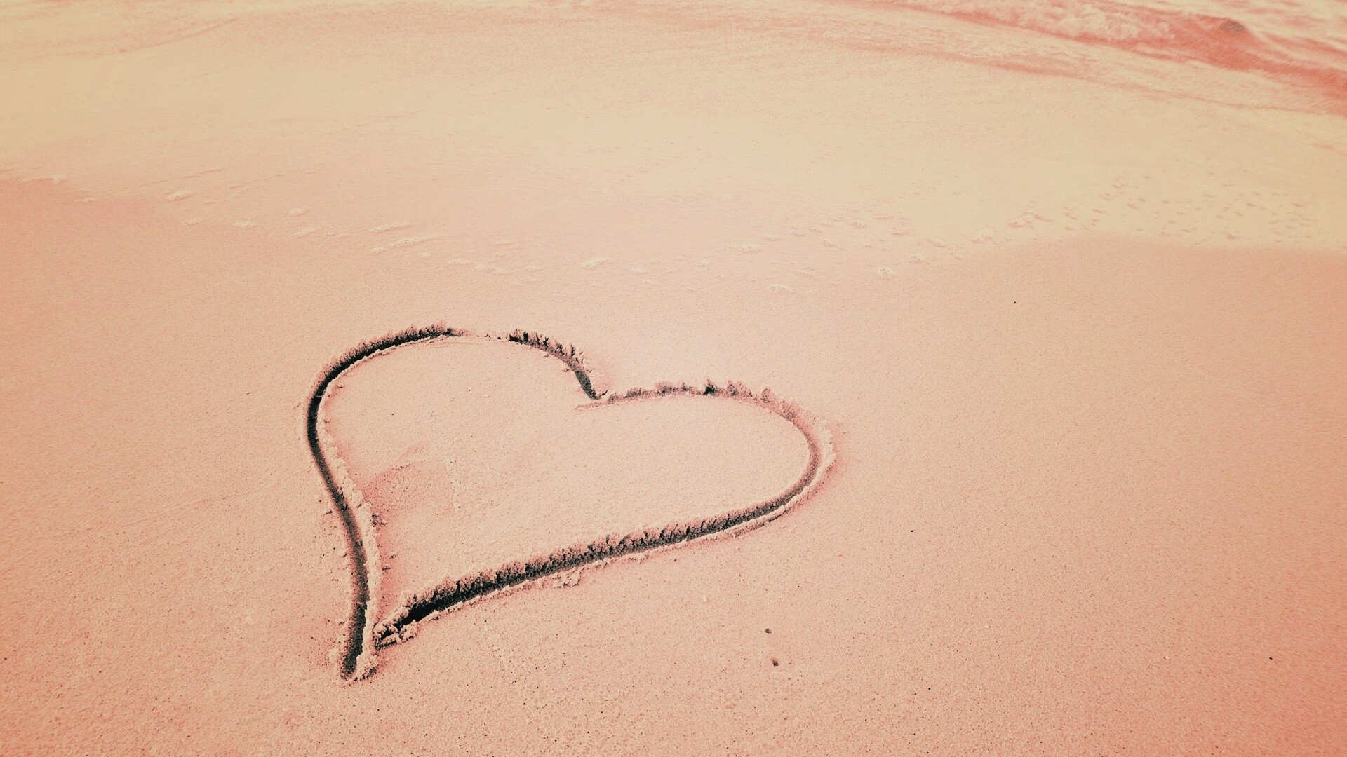 Аккуратное сердце на песке обои