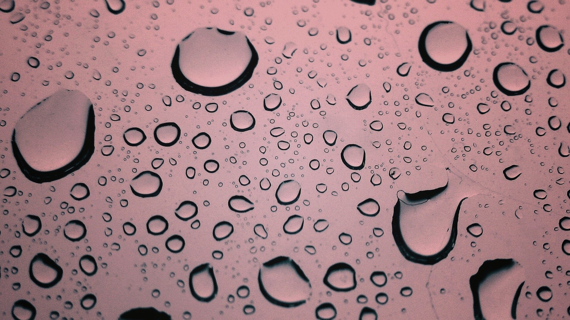 Капли воды на синем стекле обои