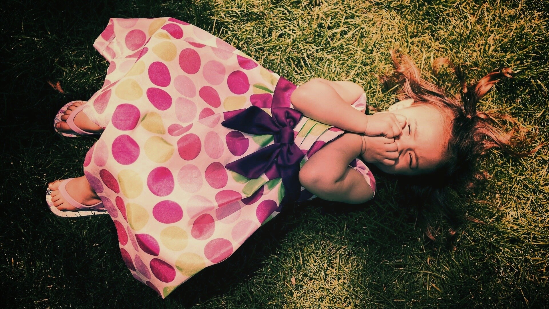 Девочка на траве обои