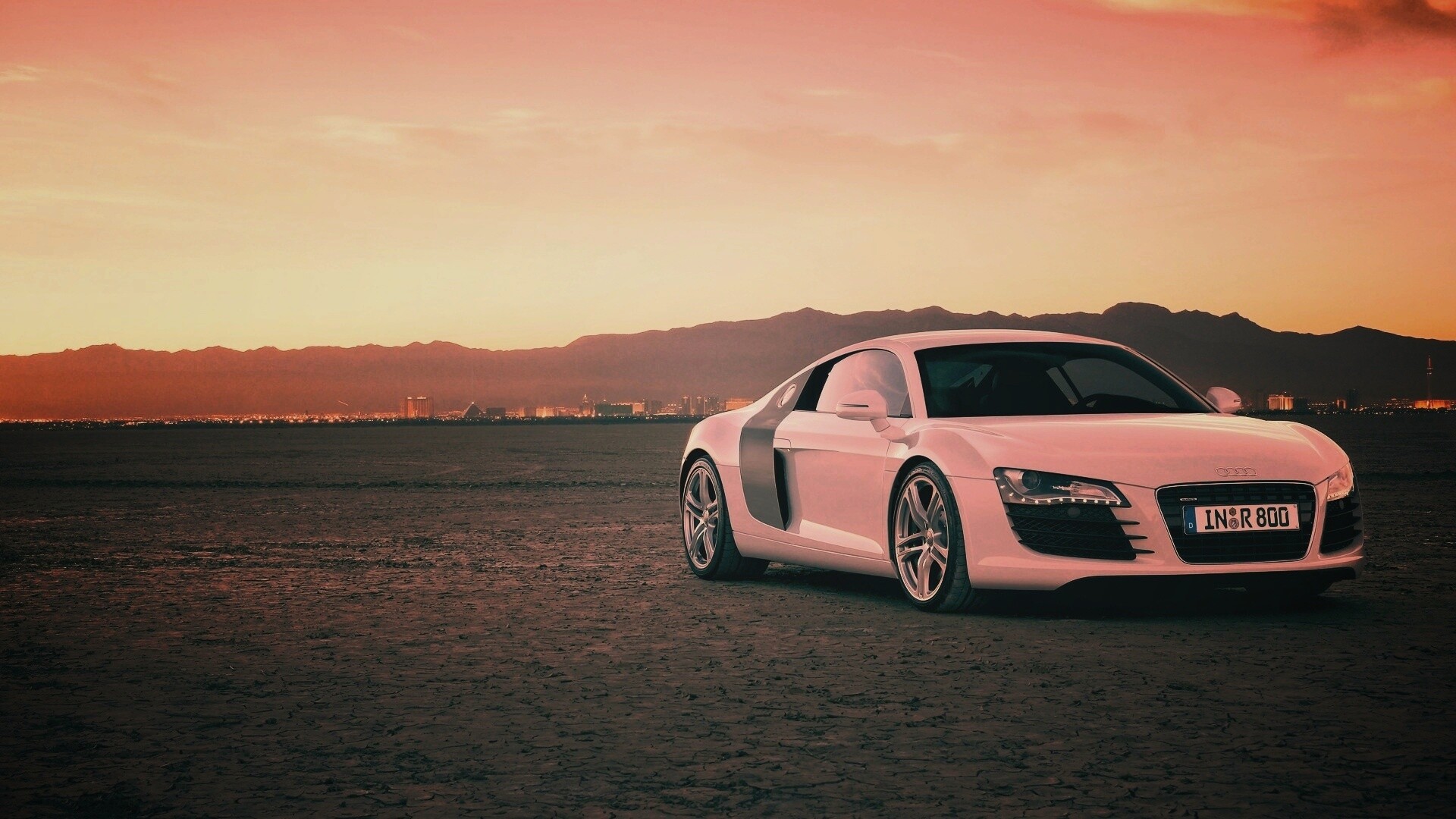 Белоснежная Ауди Р8 в пустыне обои