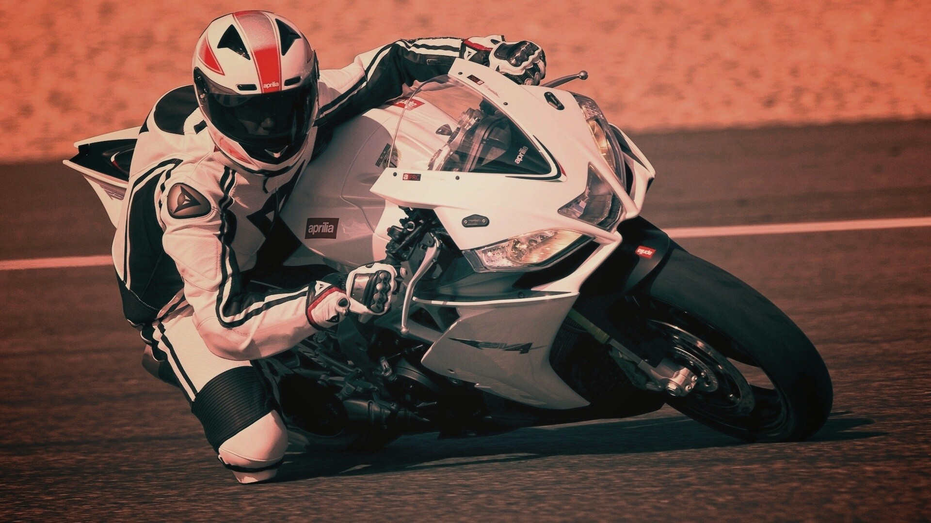 Байкер в белой экиперовкена Априлия РСВ4 обои