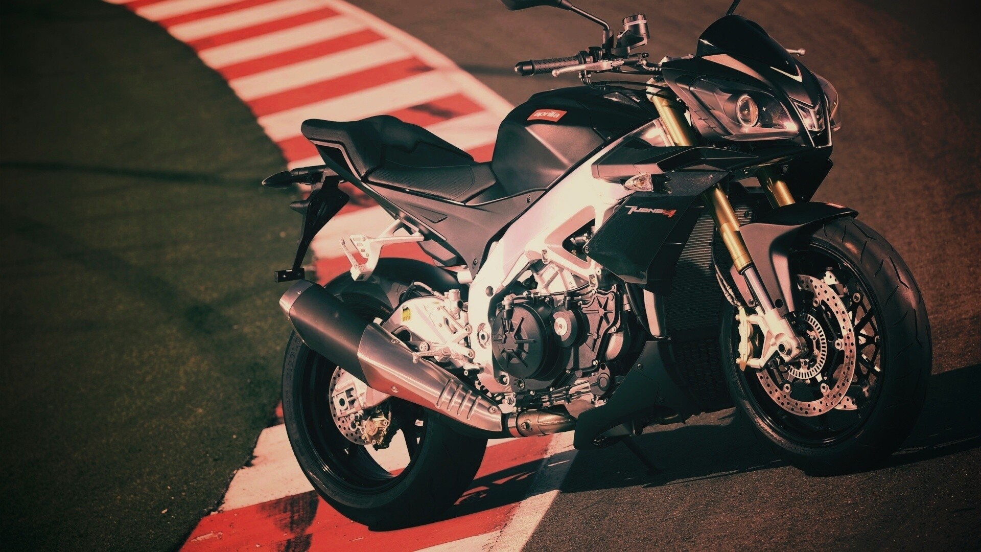 Спортивный мотоцикл Априлия на треке  обои