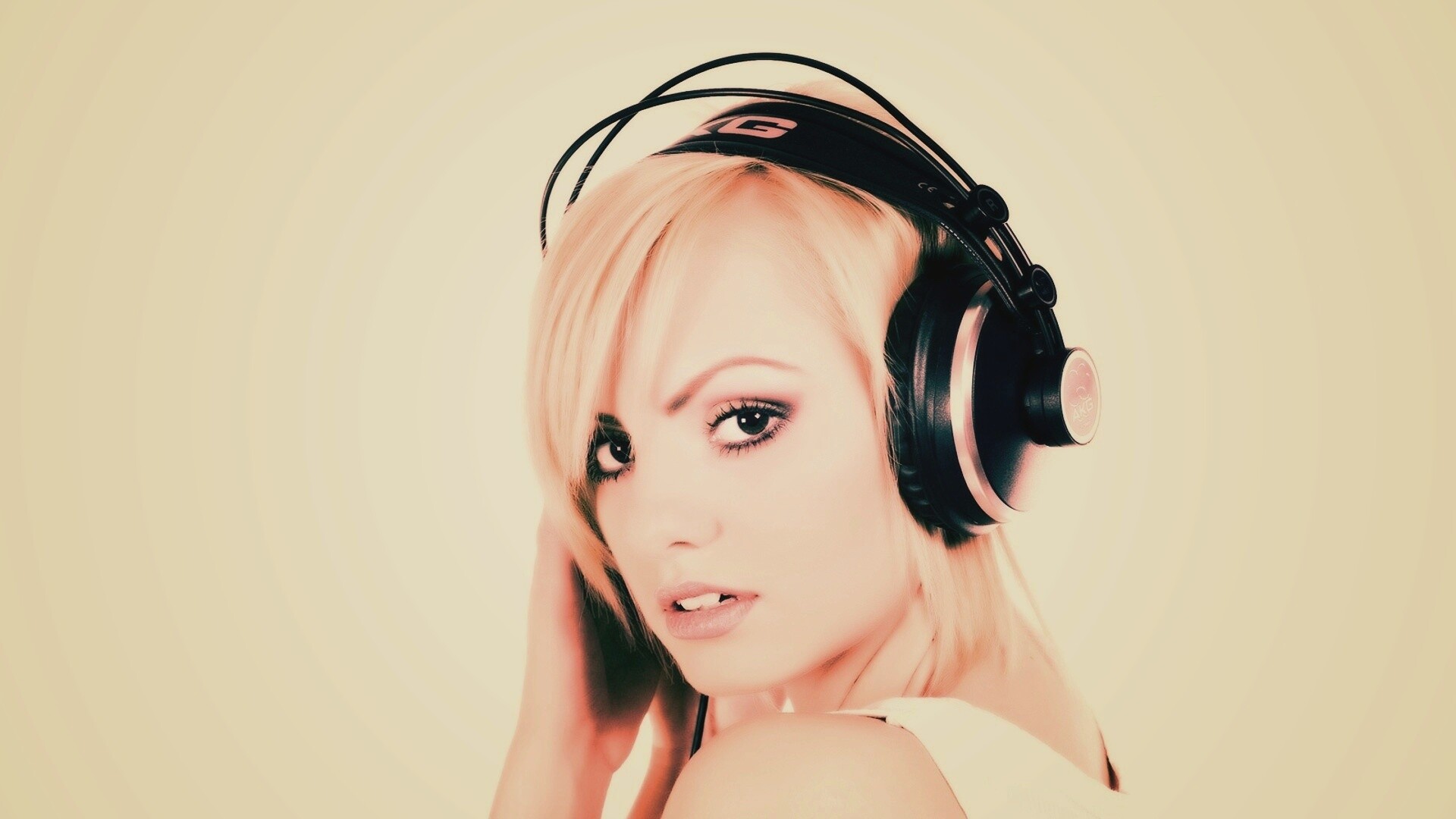 Девушка в наушниках обои