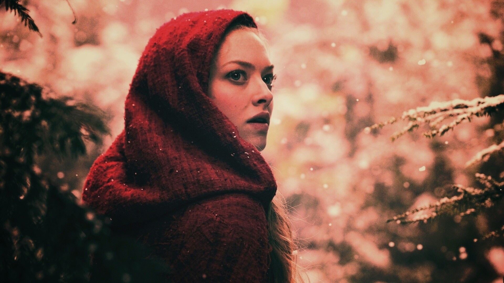 Amanda Seyfried in Red Riding Hood обои