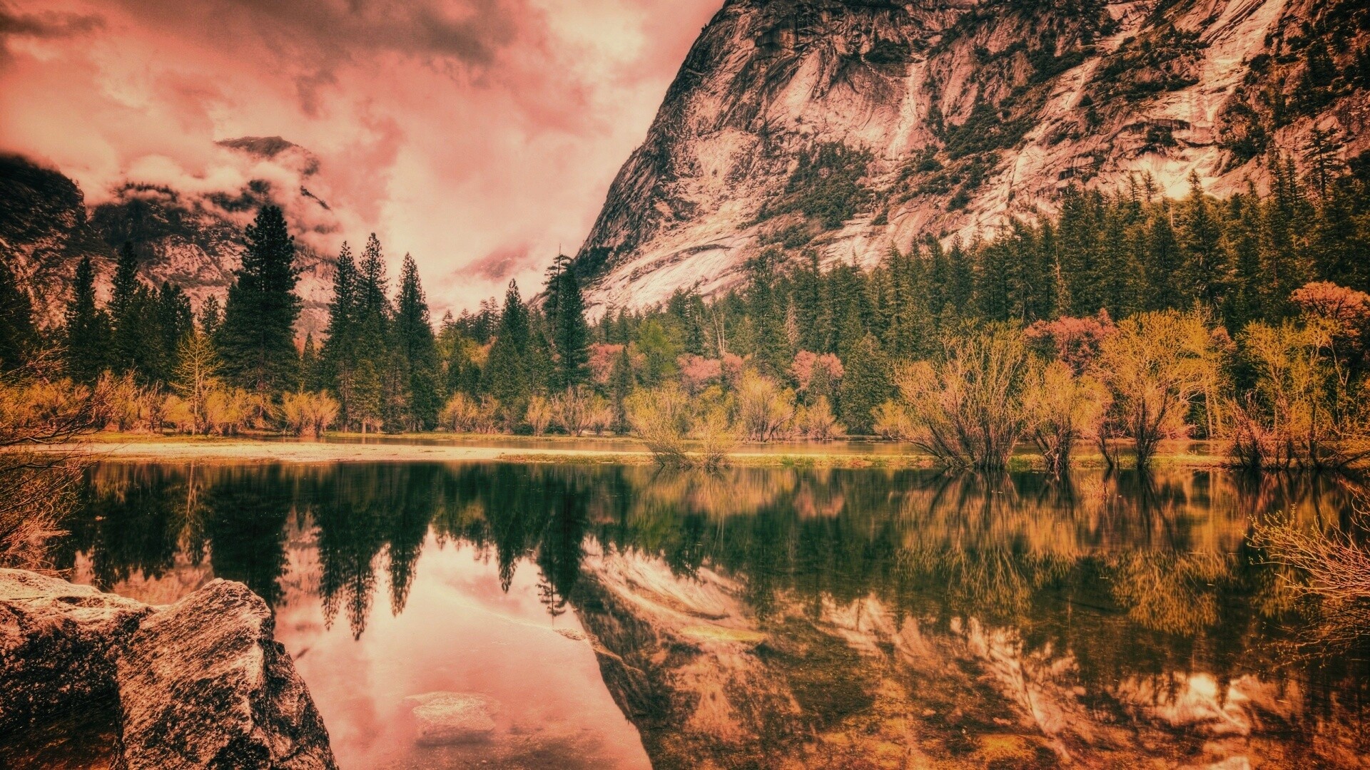 Красивый вид на маленькое горное озеро обои