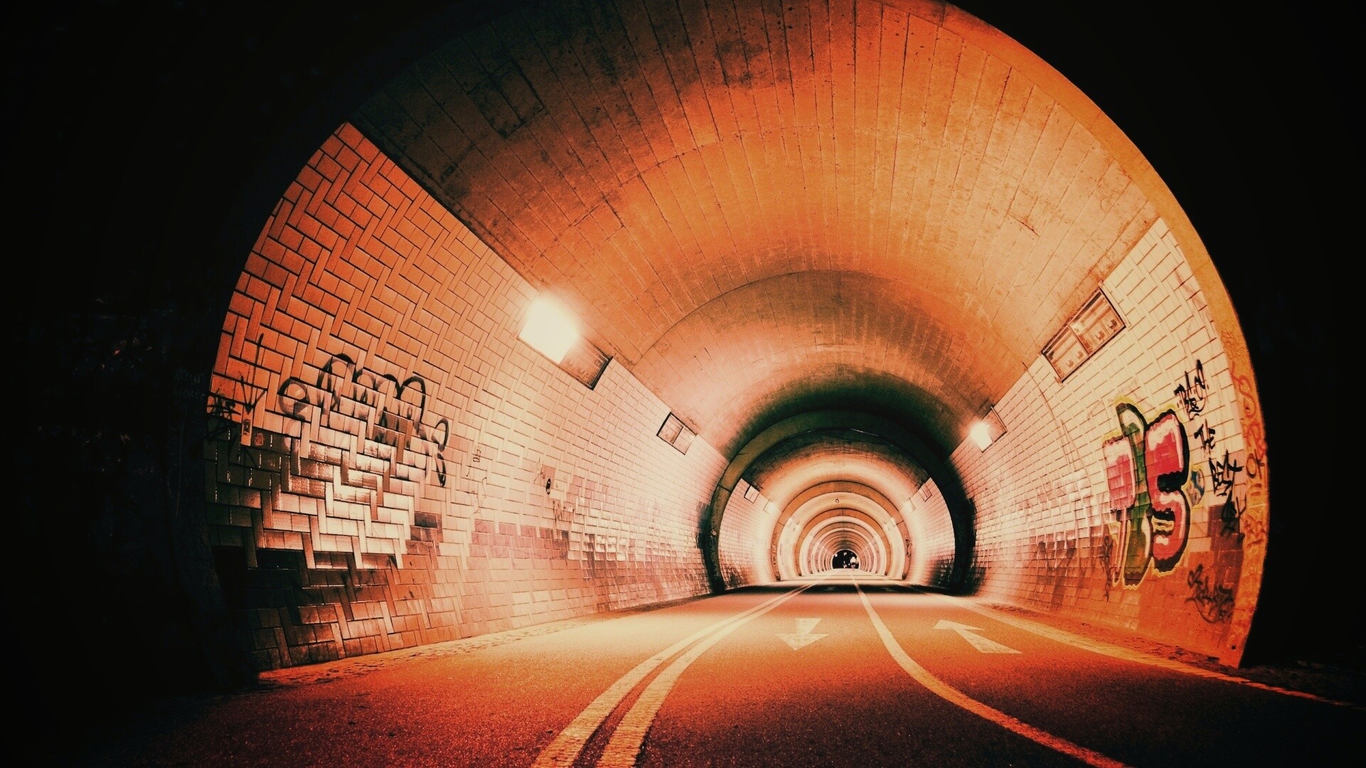 Тоннель и граффити на стенах обои