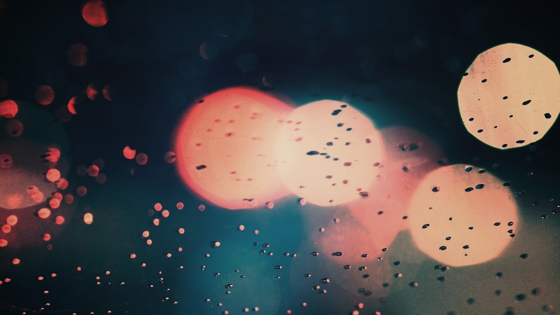 Огни, стекло и капли обои