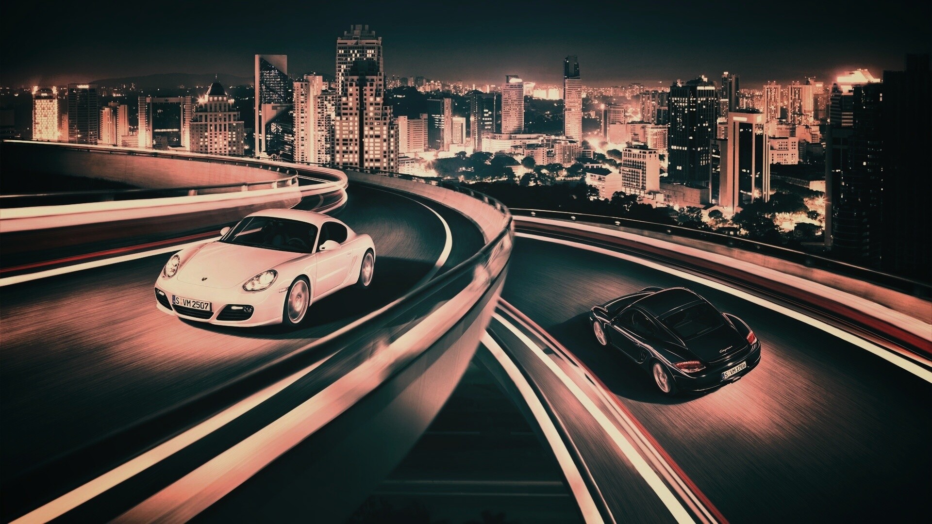 Черный и белый Porsche на автомагистрале. обои