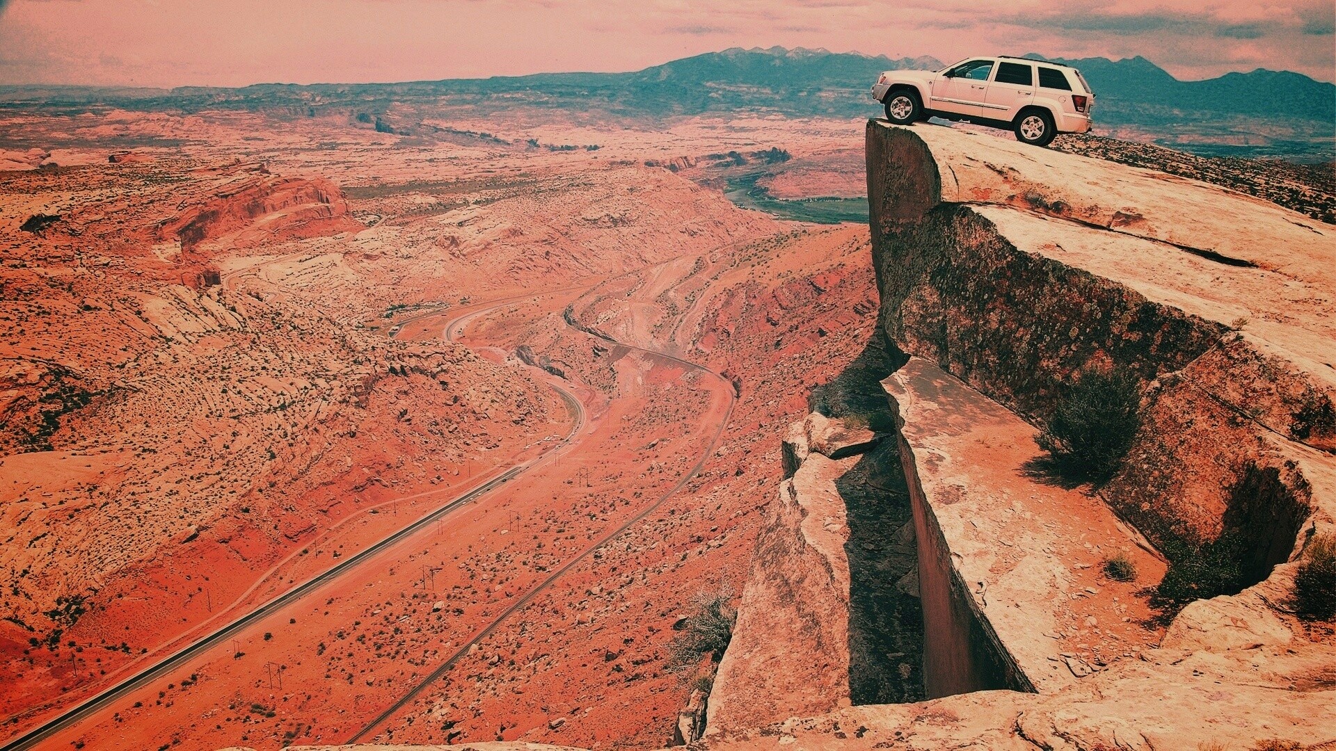 Внедорожник в горах обои