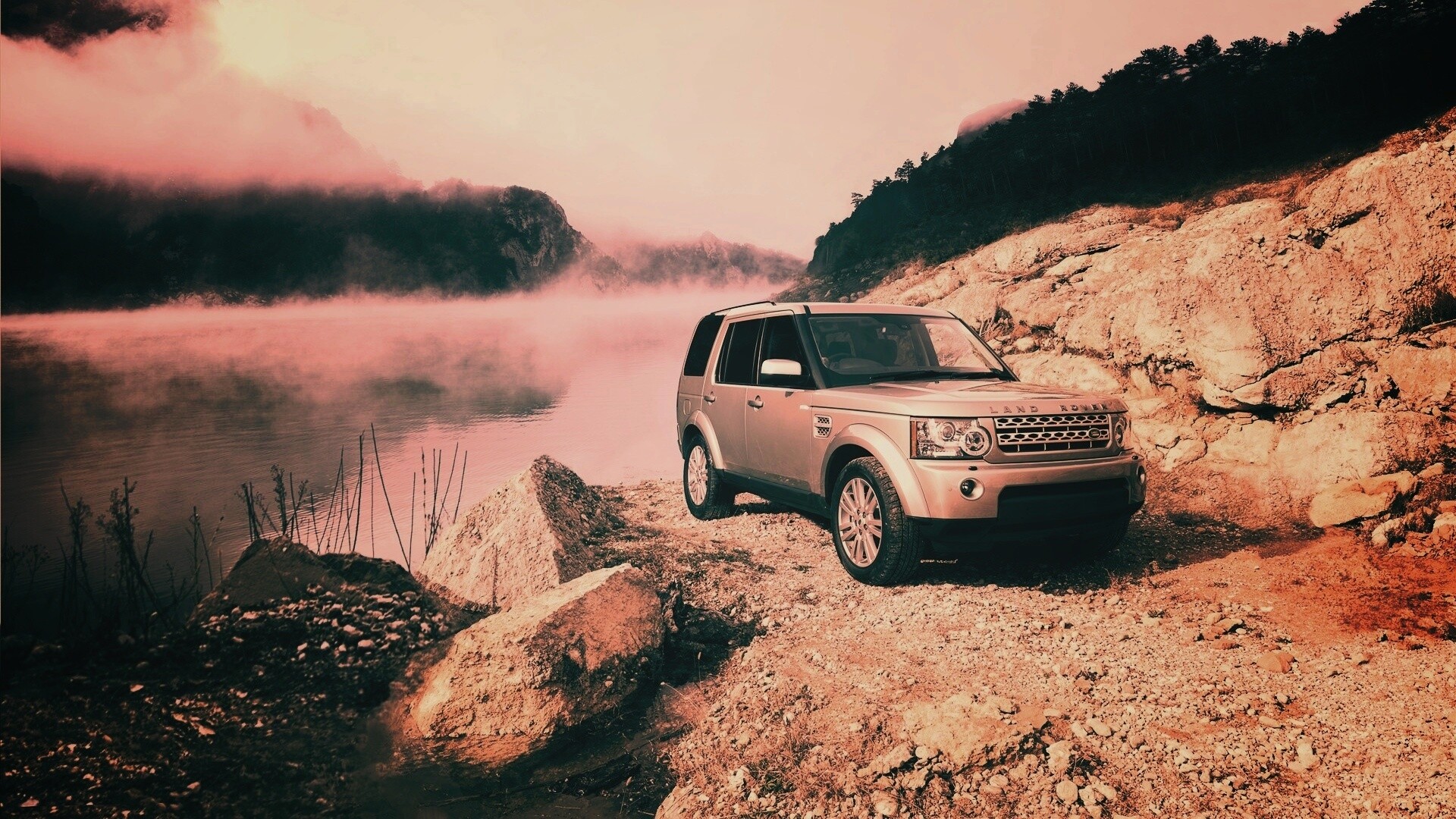 Range rover в горах у реки обои