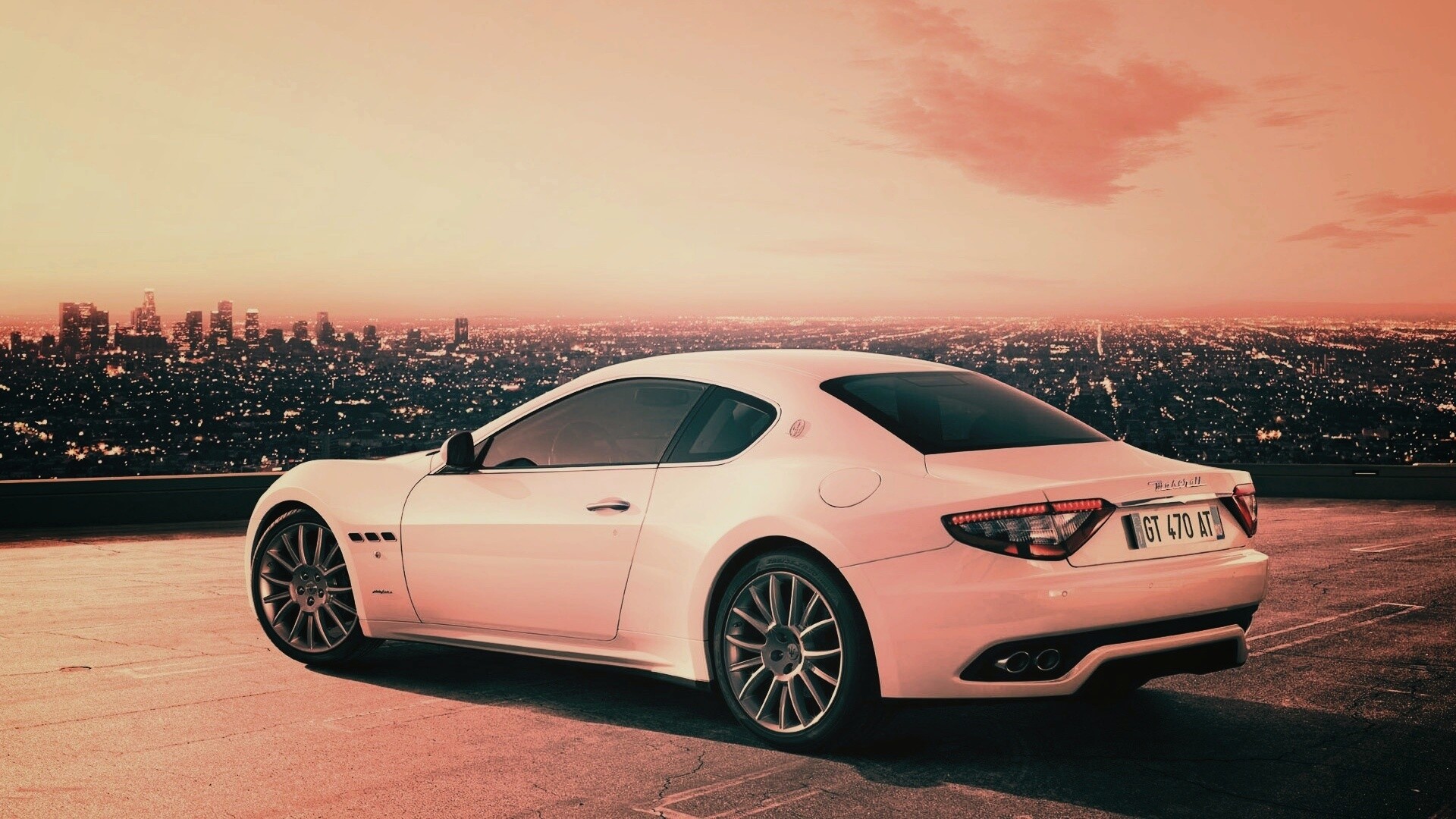 Maserati Granturismo на фоне города обои