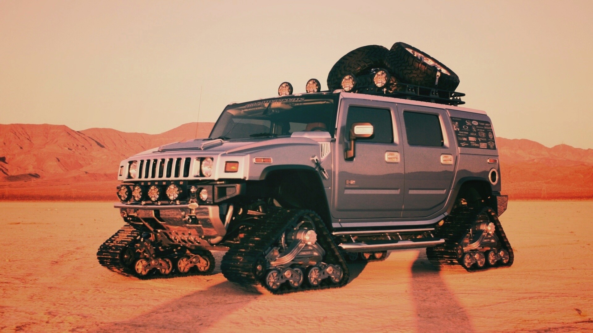 Hammer на гусеницах обои