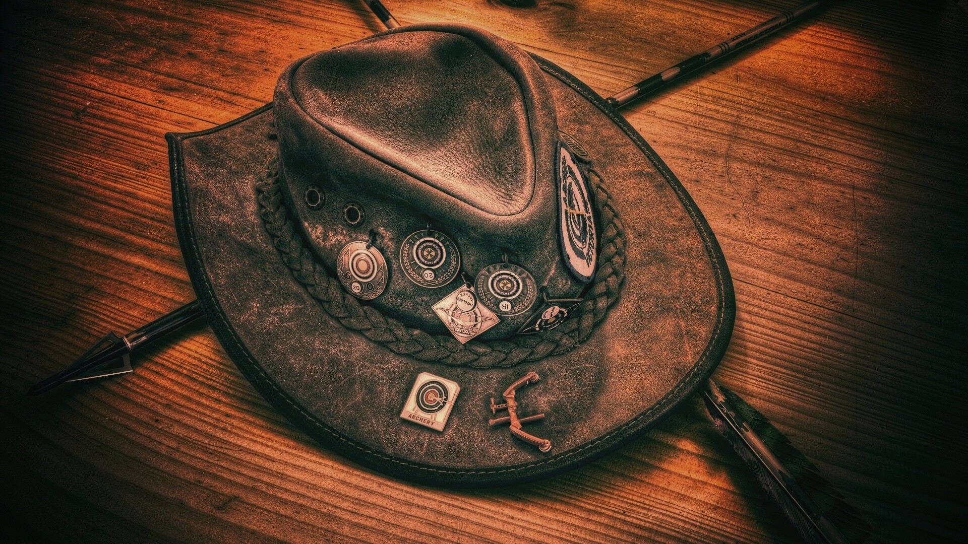 Шляпа и стрелы обои