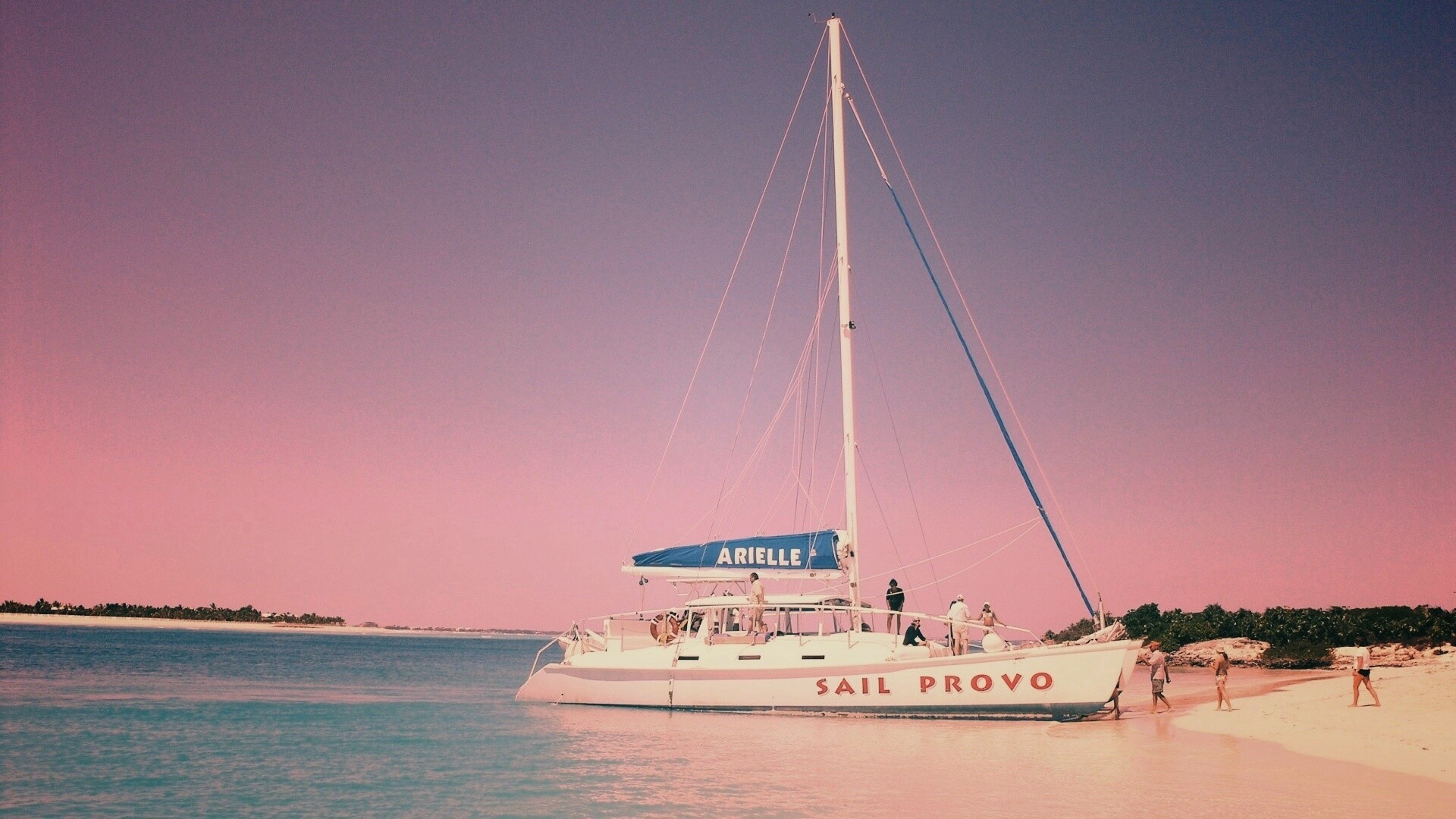 Яхта в голубой лагуне обои