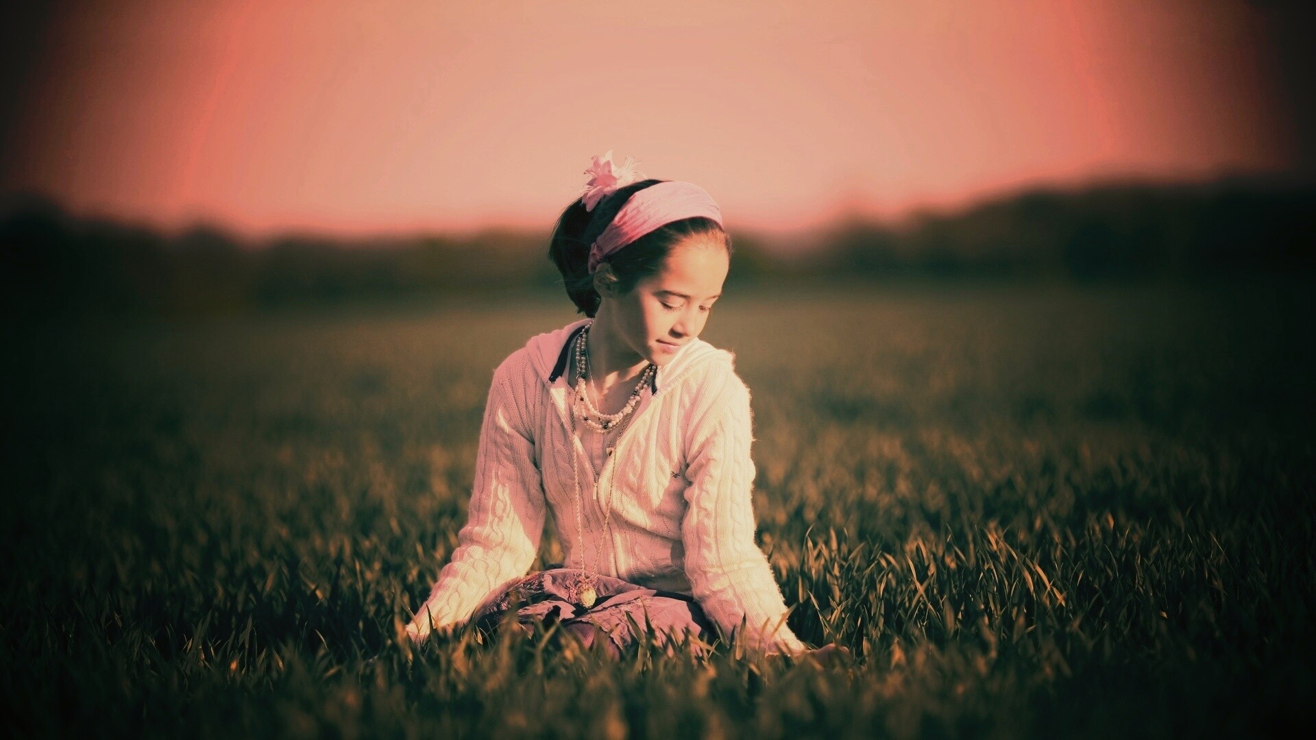 Девочка на траве обои