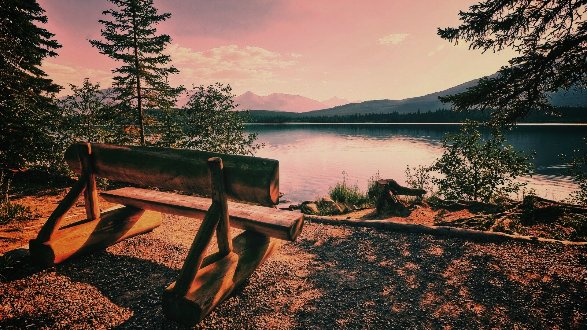 Деревянная скамья на берегу озера обои