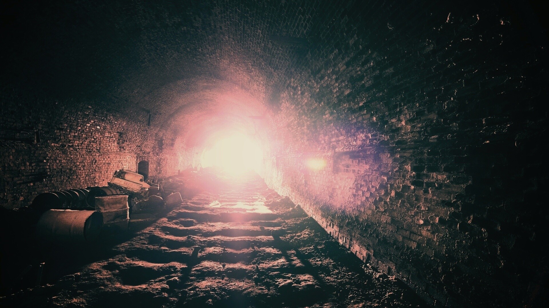 Захламленный тоннель обои