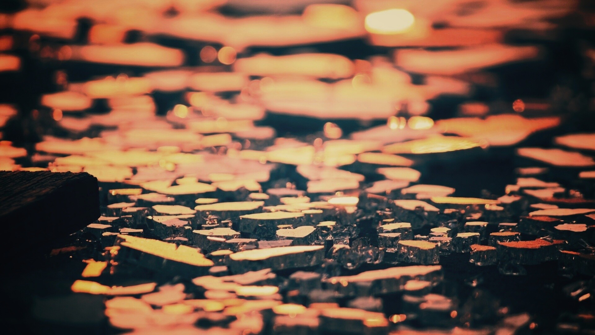 Битое стекло в лучах солнца обои