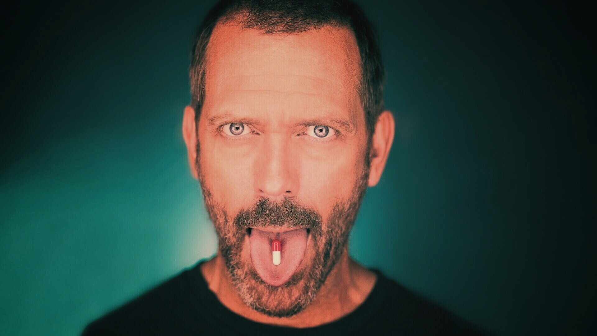 Доктор Хаус с таблеткой на языке обои