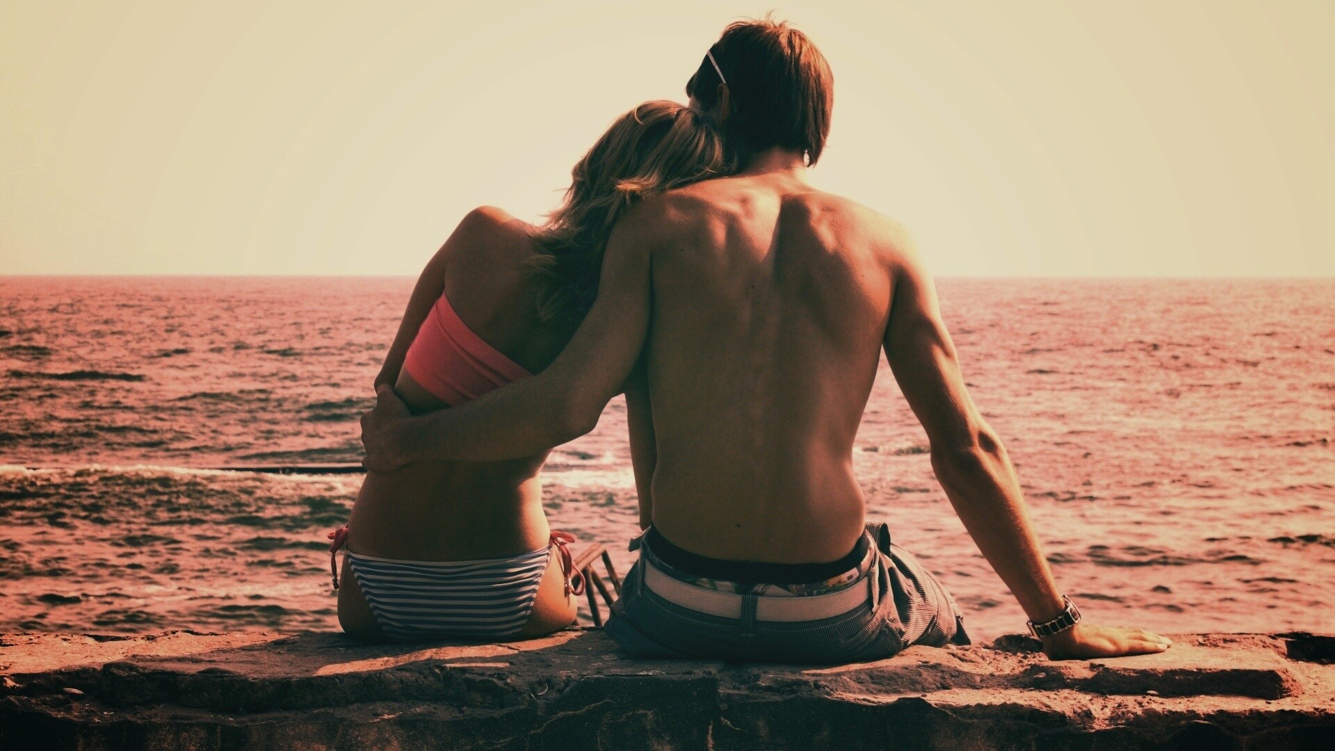 Девушка и парень у моря обои