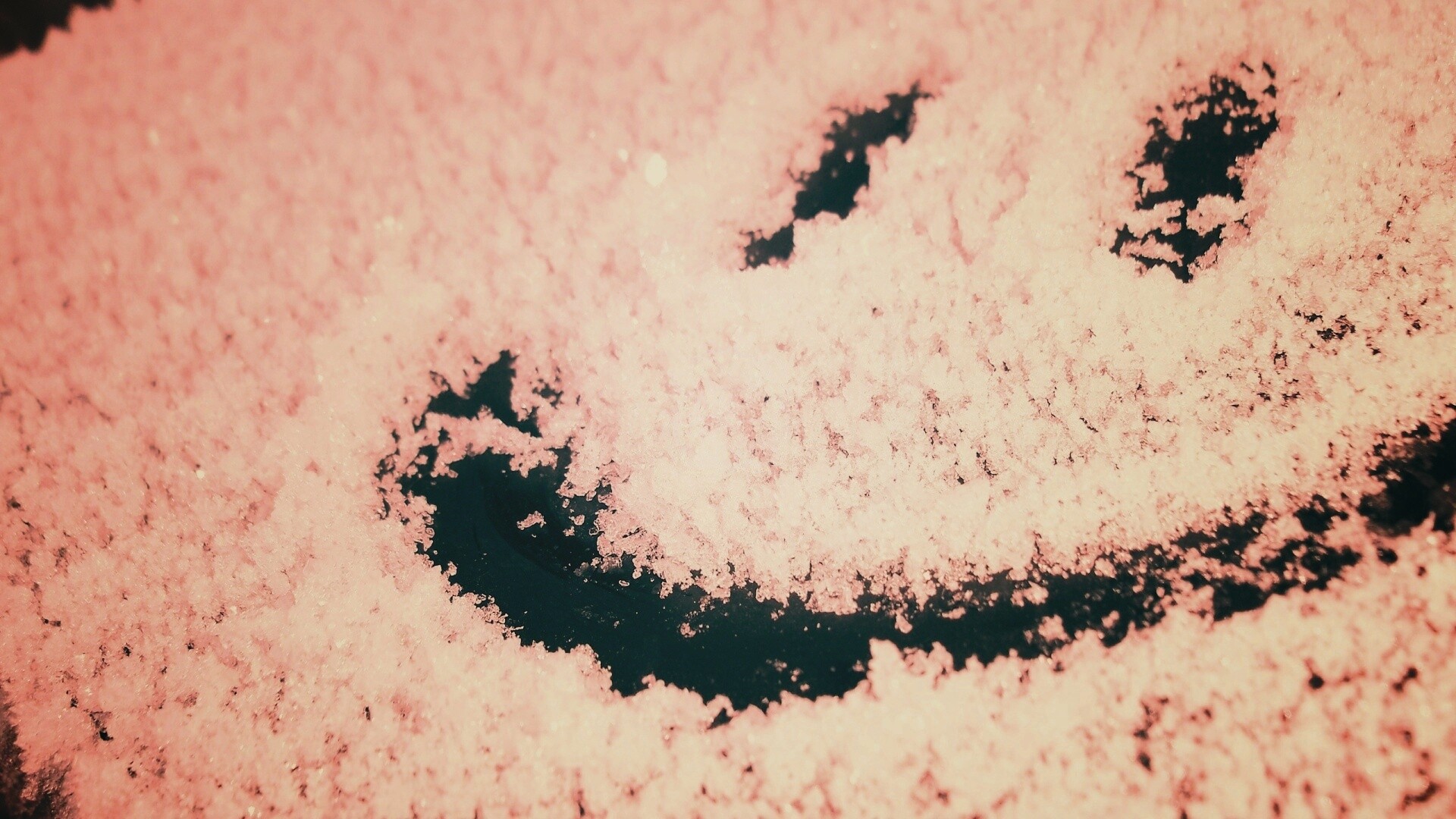 Смайлик на заснеженном стекле обои