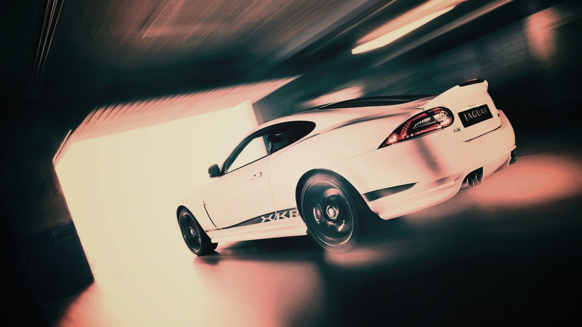 Белый ягуар в гараже обои