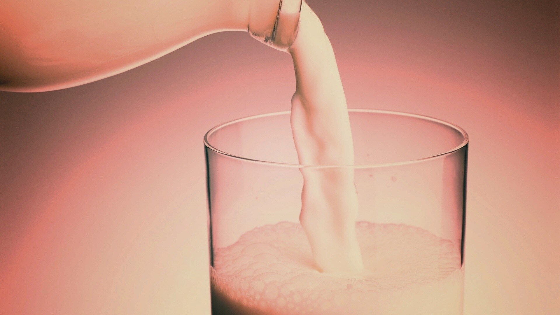 Молоко наливают в стакан обои