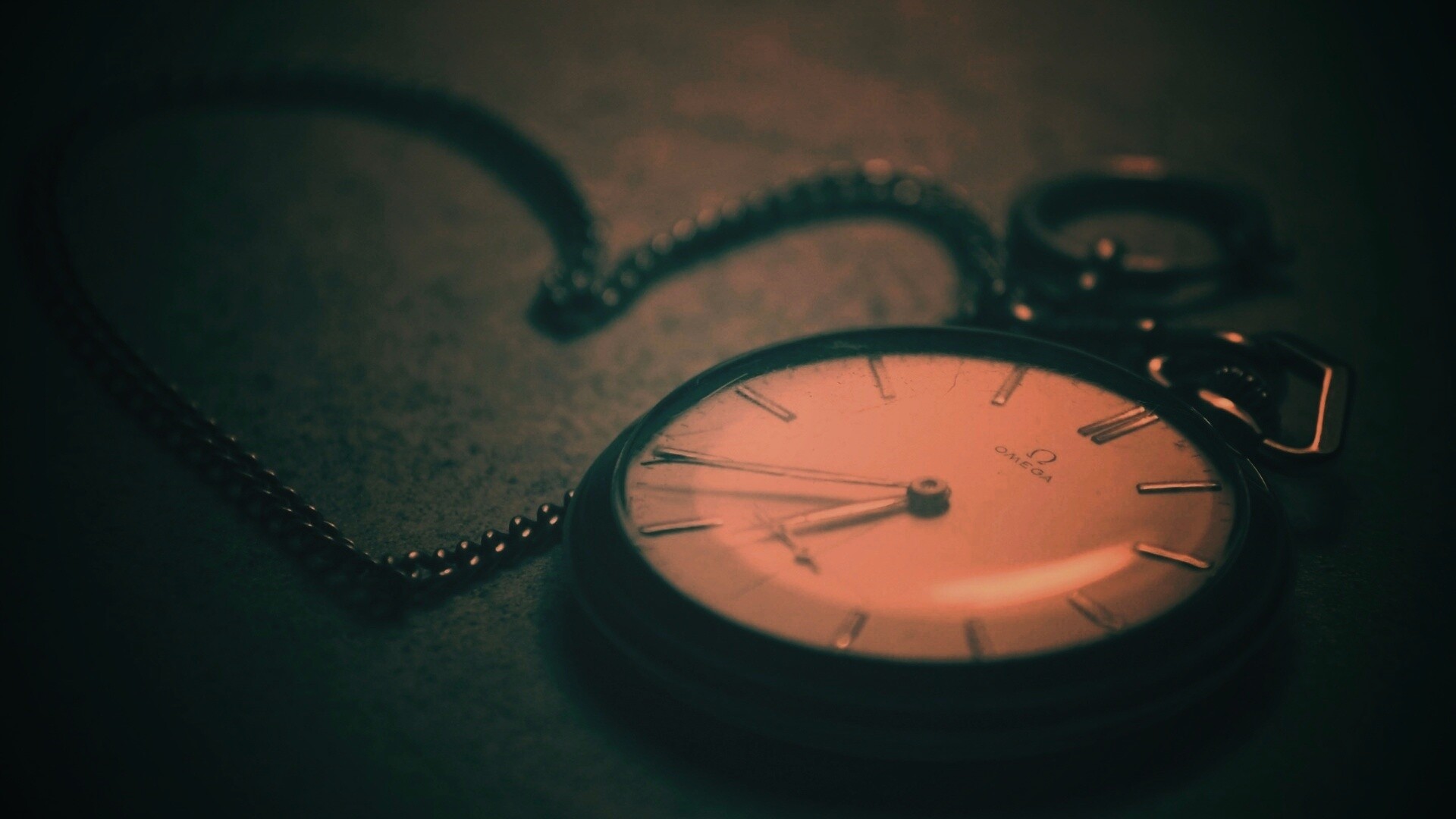 Часы на цепочке обои