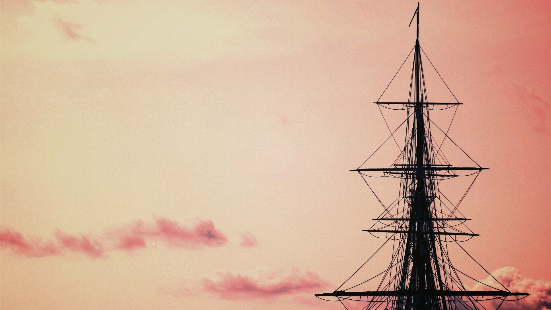 Мачта корабля на фоне неба обои