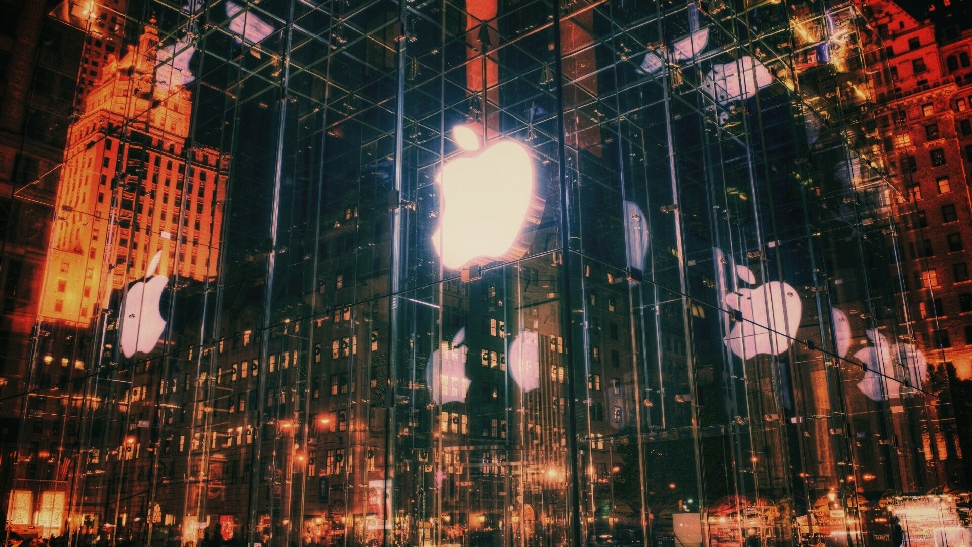 Отражение логотипа Apple в стеклянном здании обои