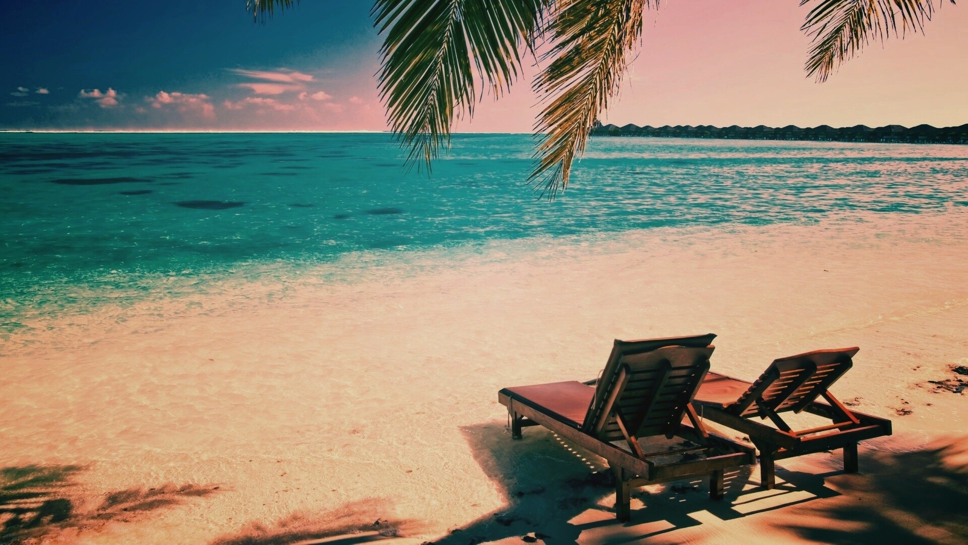 Шезлонги у самой воды обои