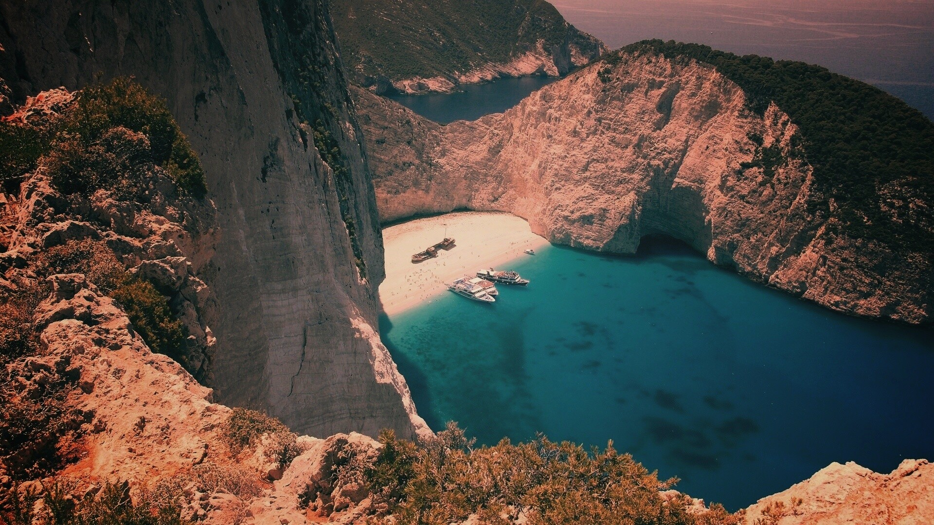 Яхты в бухте обои