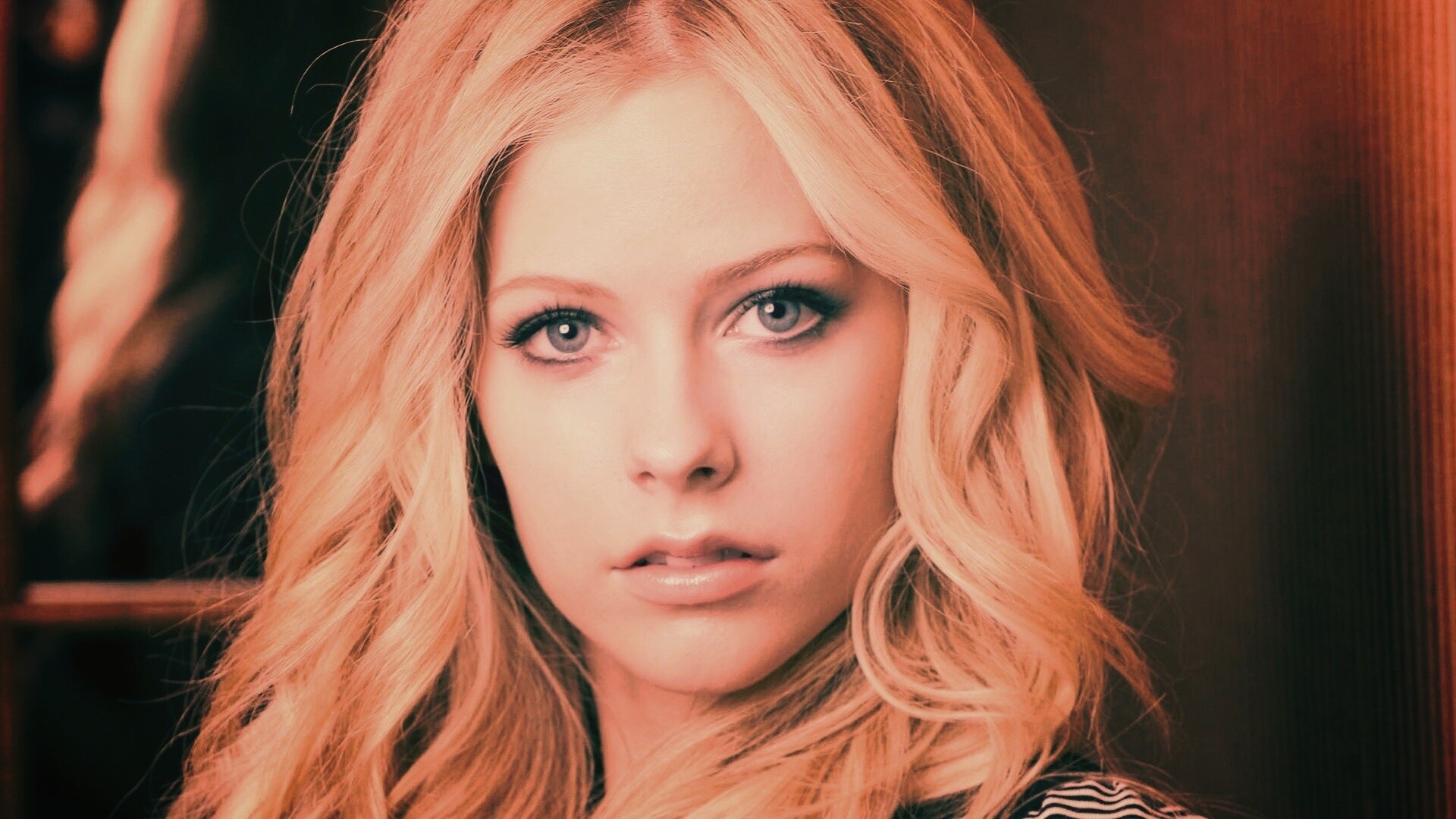 Блондинка Аврил Лавин обои