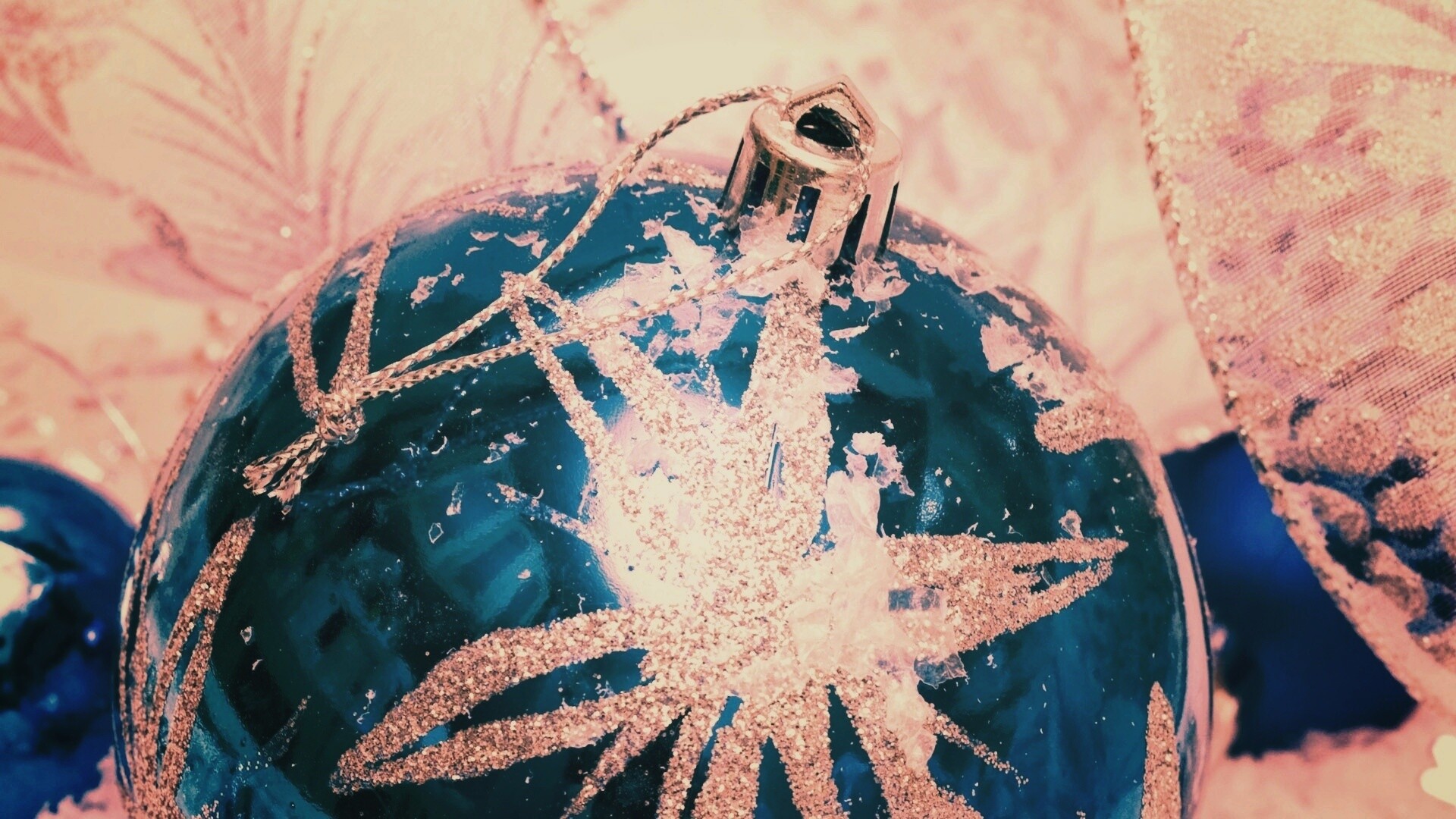 Синий елочный шар обои