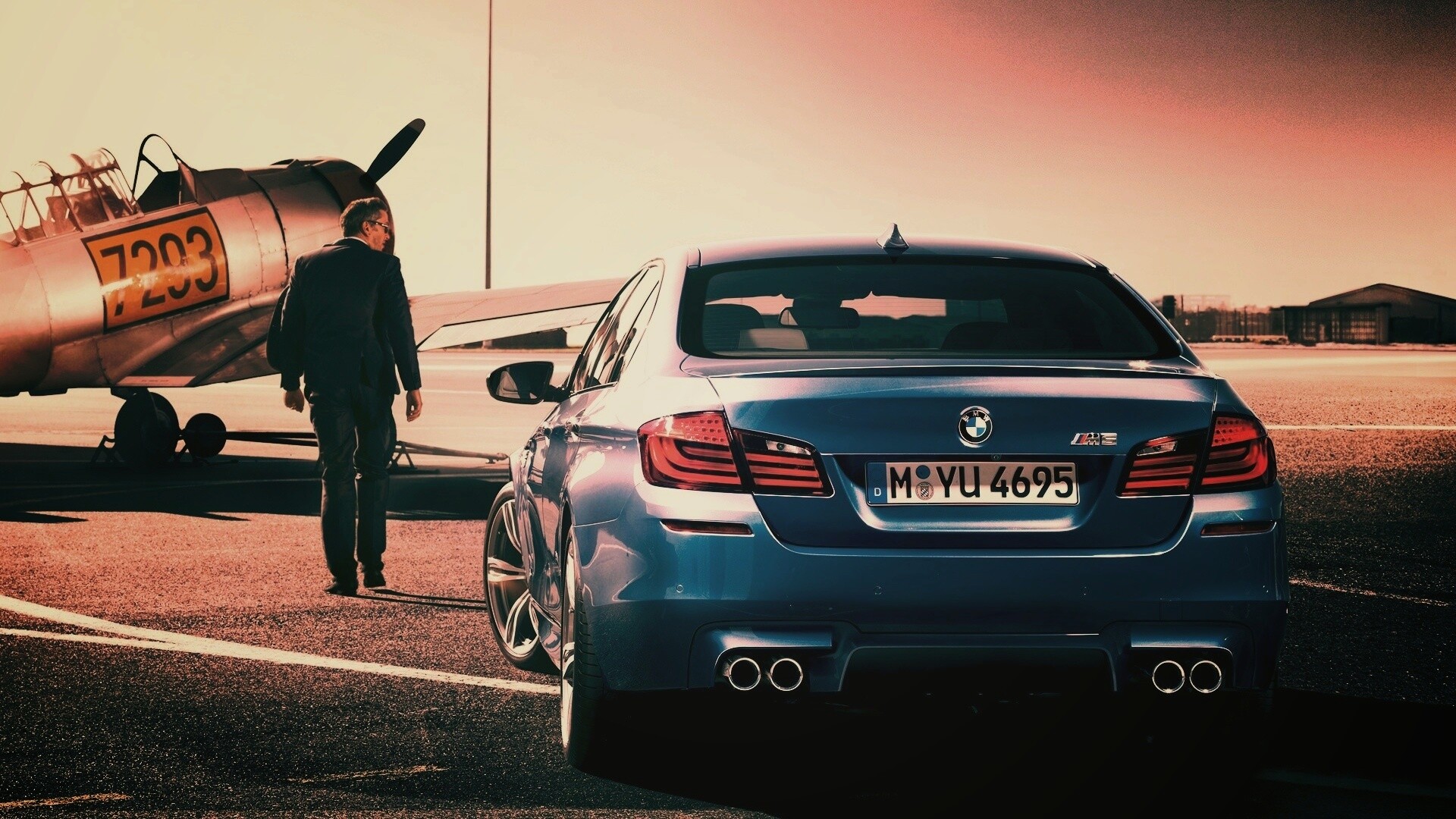 BMW F10 M5 на аэродроме обои