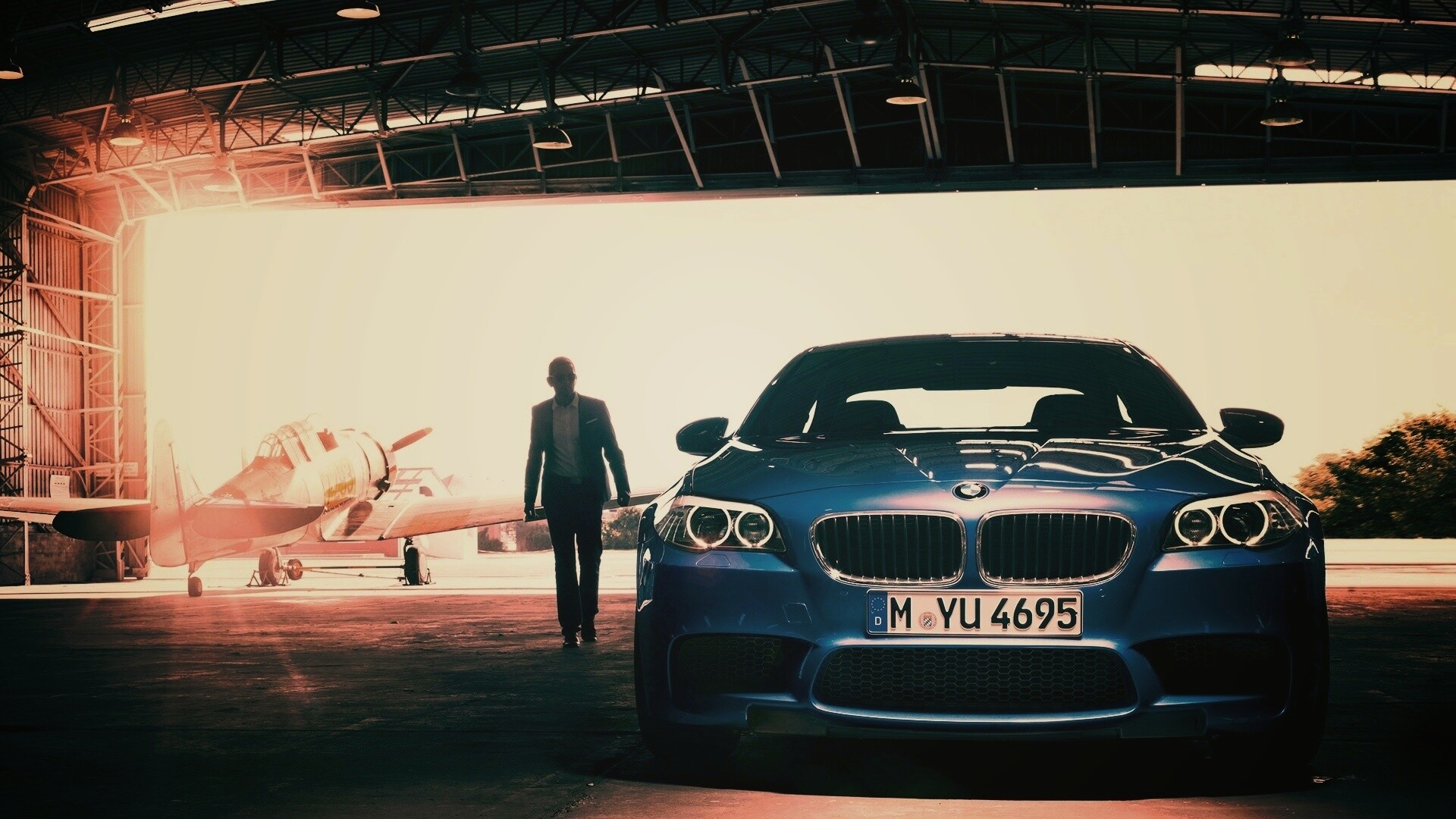 BMW F10 в ангаре обои